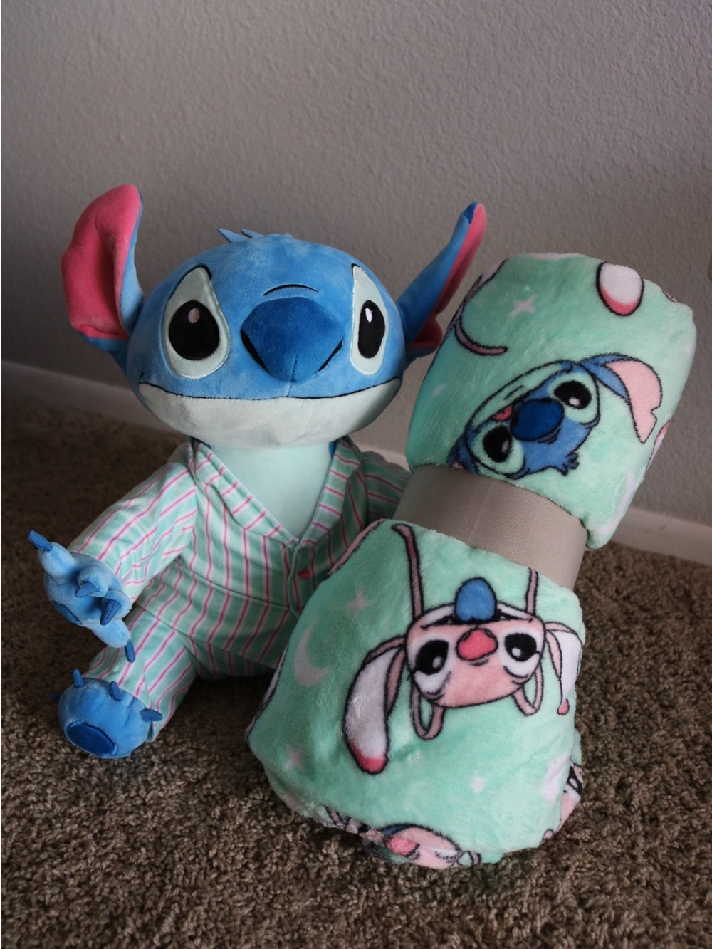 Disney Stitch Plush in Pajamas & Fleece Throw Blanket Set NWOT Kohl’s